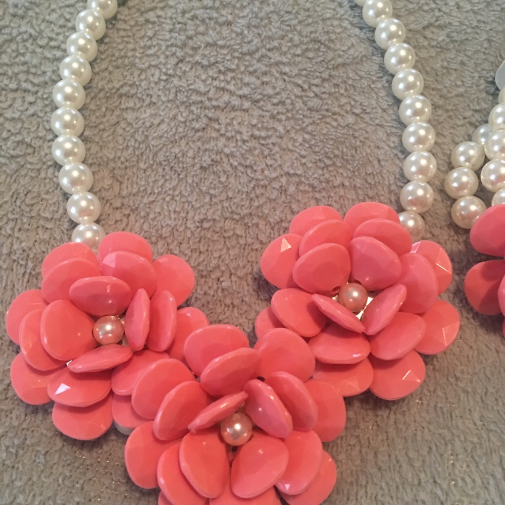 NWT FAUX PEARL WITH FLOWERS NECKLACE AND BRACELET MATCHING SET - Picture 2 of 5
